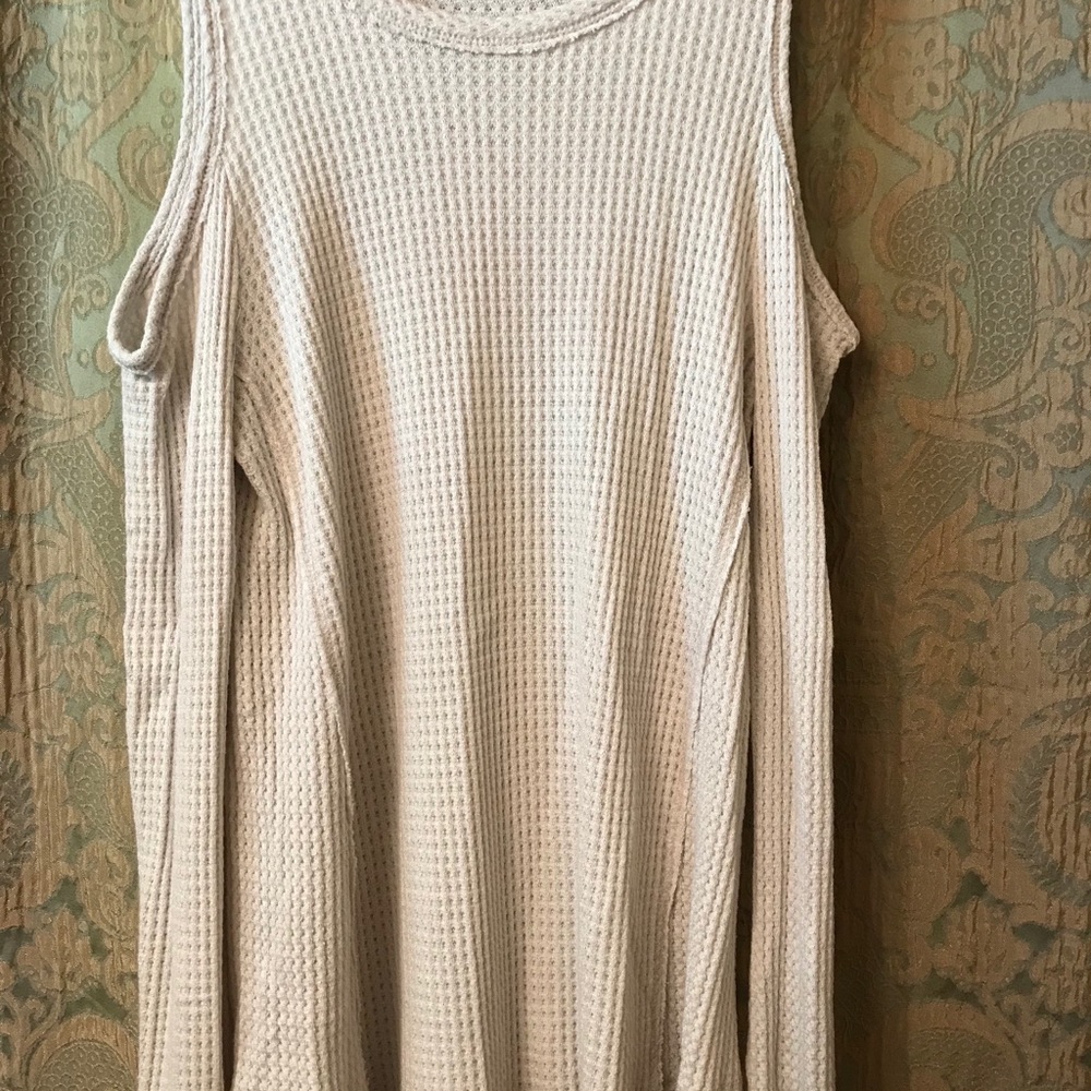 Free People style shoulder cut out shirt. Small